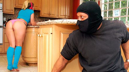 Ass Parade – Strong Armed That Pussy